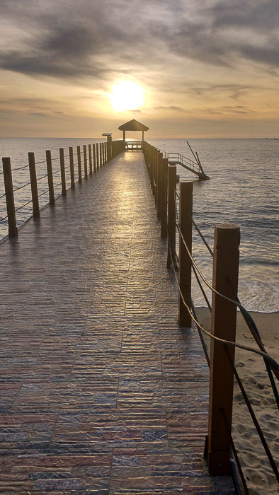 Sunset at the pier of Pentai Kerachut (Penang National Park) Malaysia[:]