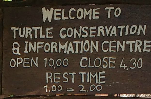 Cartel de información del centro de conservación de tortugas de Pantai Kerachut en Parque Nacional de Penang Malasia