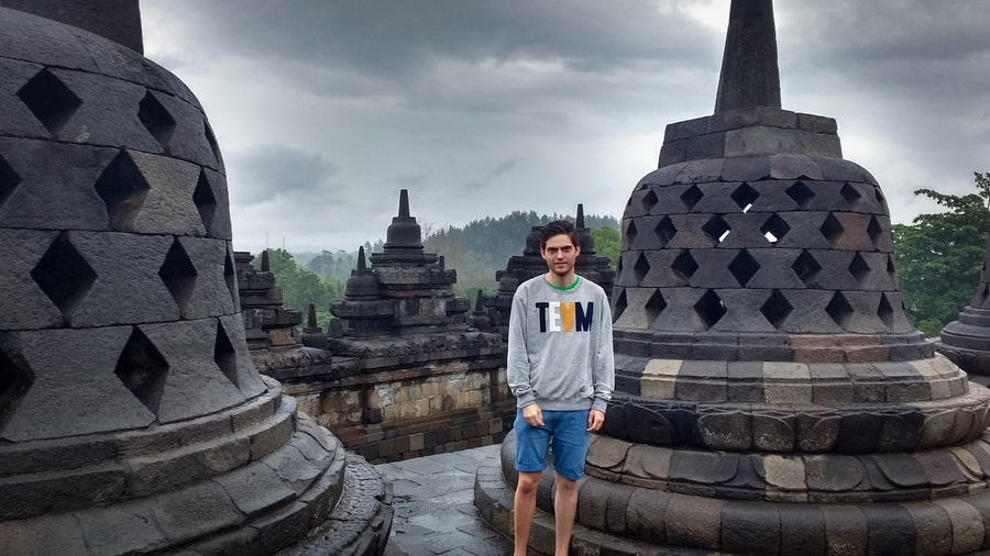 Campanas cerradas templo de Borobudur