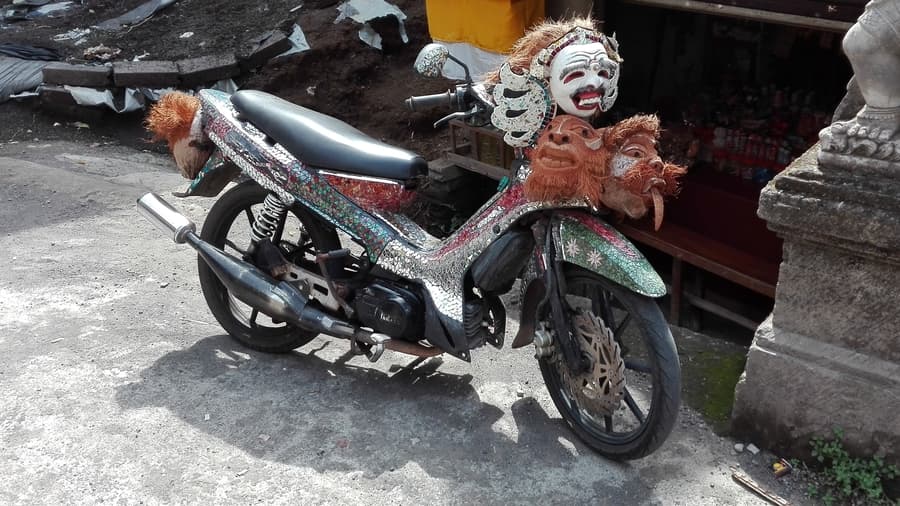 Motocicleta y mascaras decoradas en Ubud en la isla de Bali Indonesia