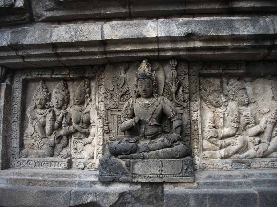 Figura en relieve en el templo de prambanan hinduista en Yogyakarta
