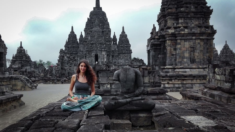 Yoga en Prambanan temple