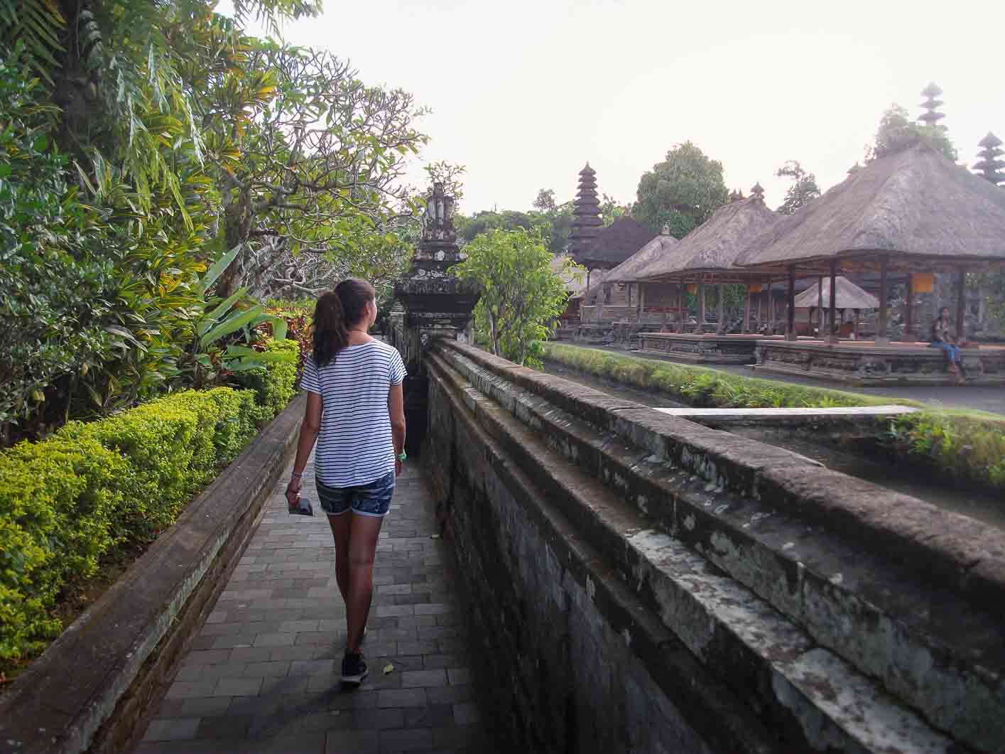 chica paseando por las calles de Ubud pensando donde alojarse en Bali