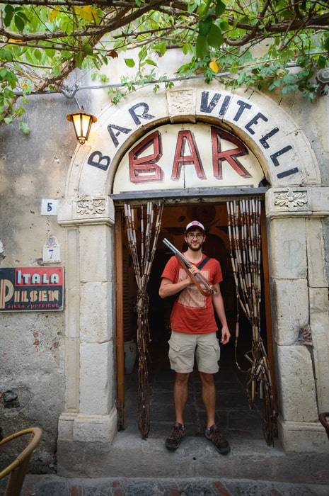  Dani à la porte du Bar Vitelli à voir absolument à Savoca en Sicile en Italie 