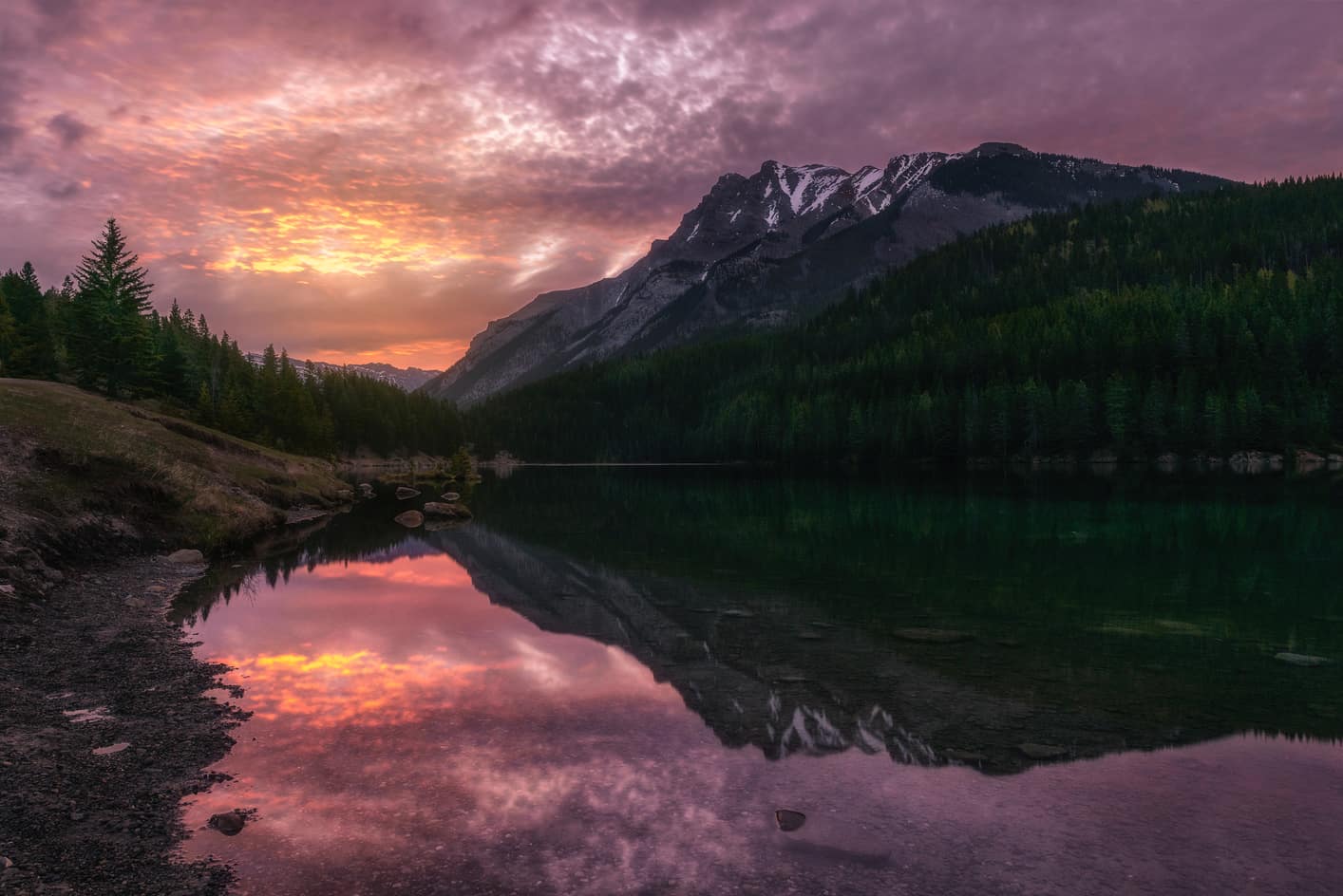 minnewanka-lake-parque-nacional-de-banff-montanas-rocosas-de-canada.jpg