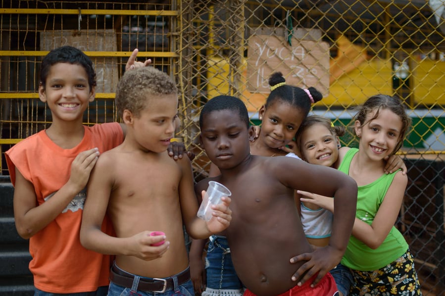 Niños jugando en las calle de la Habana Cuba. Guía completa organizar viaje a Cuba.