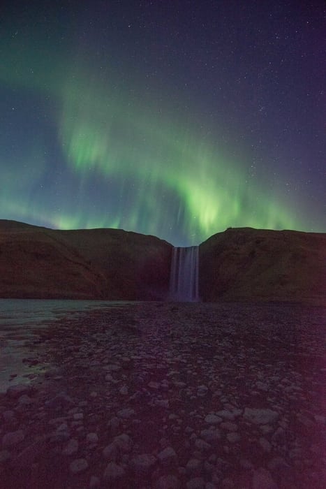 Skogafoss Aurora Islandia Noche reducir el ruido digital de tus fotos