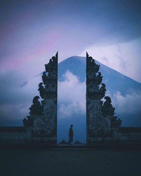 puertas al paraiso de lempuyang con el volcan agung al fondo
