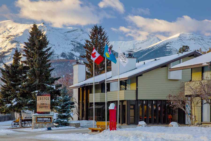 best resort to see northern lights in canadian rockies