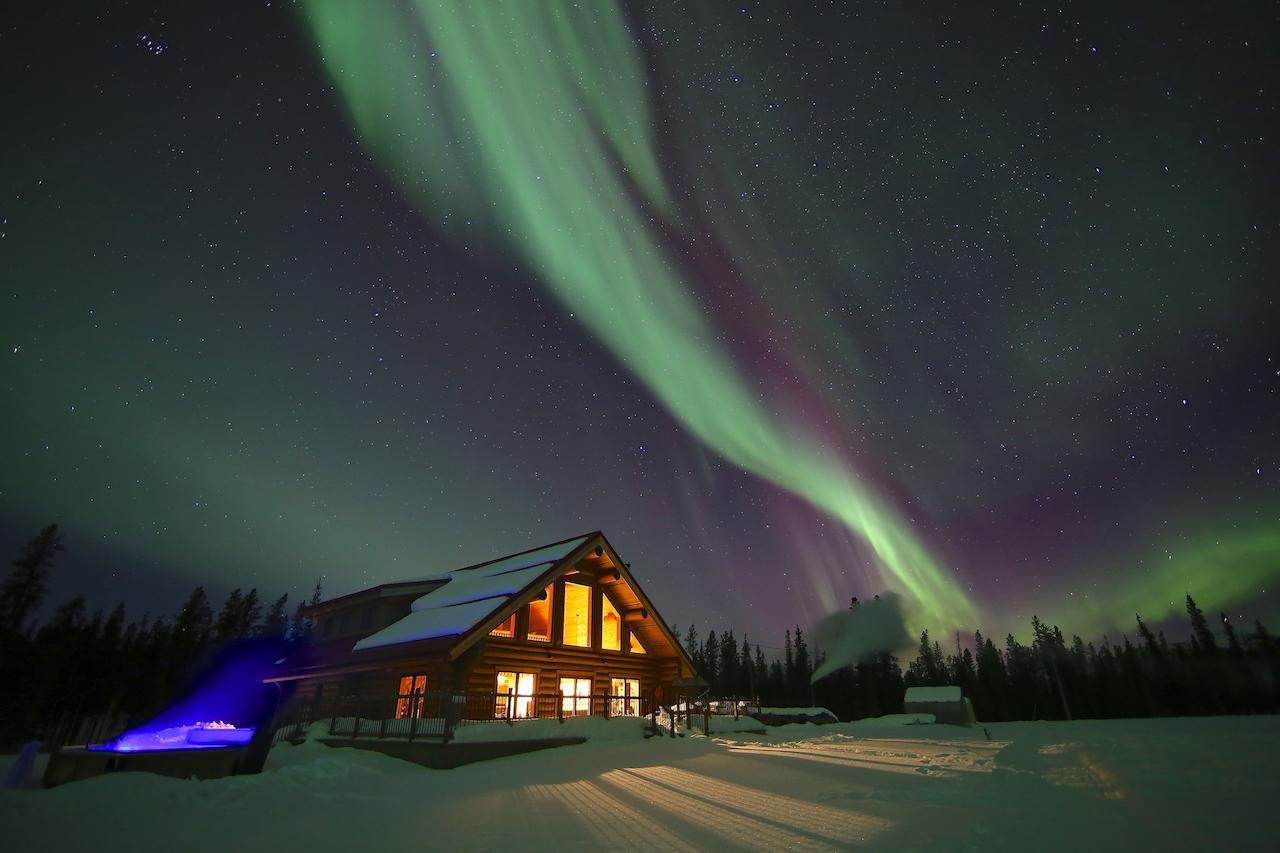 Best time and place to see the NORTHERN LIGHTS in CANADA