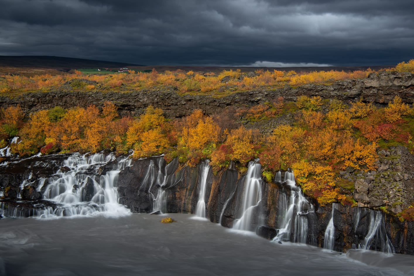 Hraunfossar, una cascada en Islandia poco turística