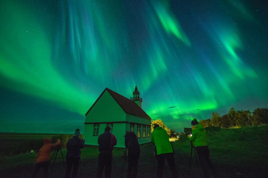 Aurora boreal sobre los paisajes de Islandia