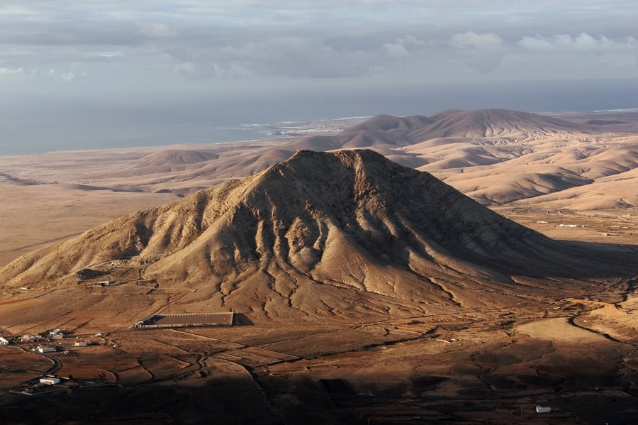 Montaña Sagrada de Tindaya, uno de los volcanes en Fuerteventura con leyendas