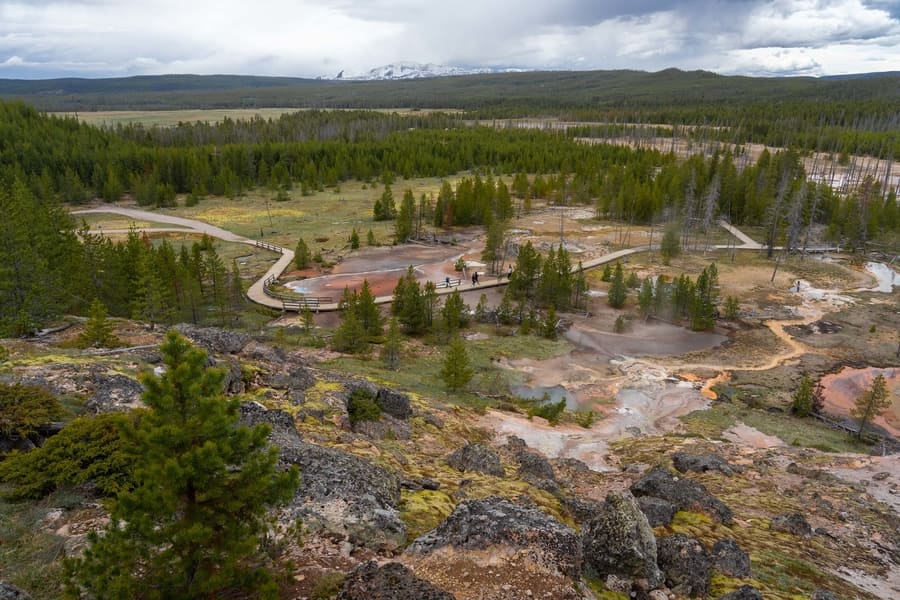 Artists Paintpots, la zona más colorida que visitar en Yellowstone