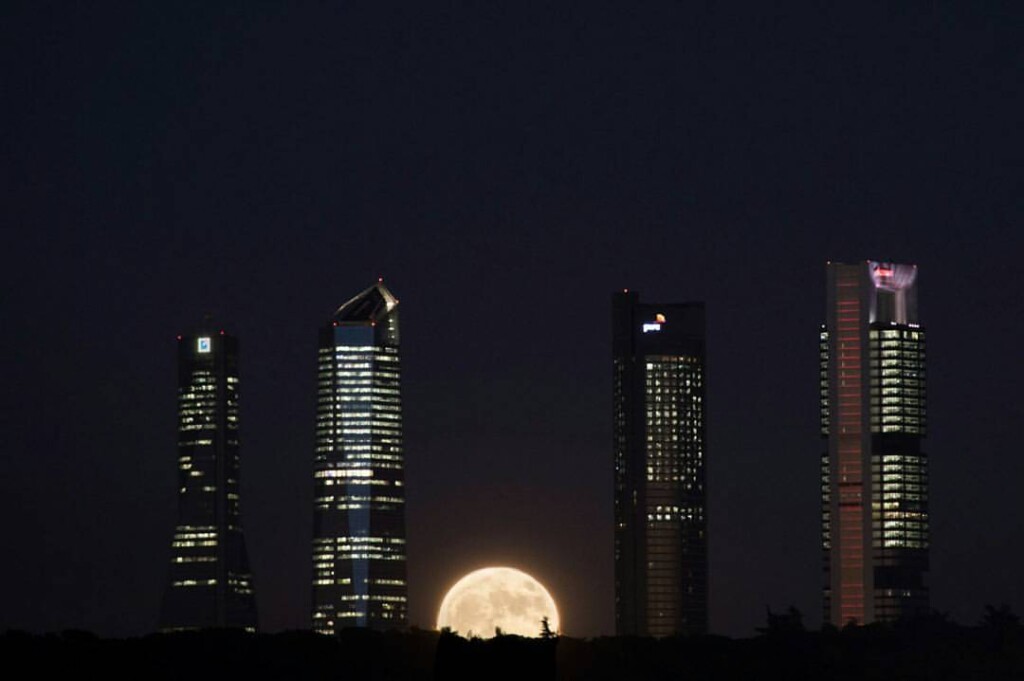 Spot Metering Mode focusing on the moon. Madrid, Spain