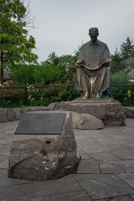 Nikola Tesla Monument, Niagara Falls view from New York