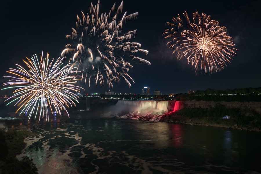 Ver los fuegos artificiales en las Niágara de Canadá de noche