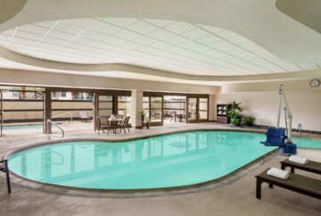 Embassy-Suites-hotel-con-piscina-cubierta-en-Las-Vegas