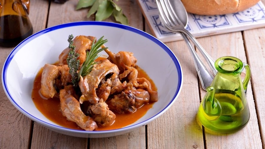 Conejo con salmorejo, comida típica de Canarias