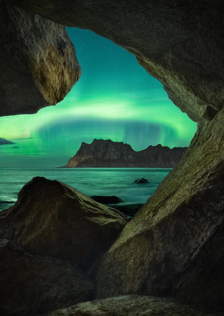 Cueva y auroras boreales en Noruega