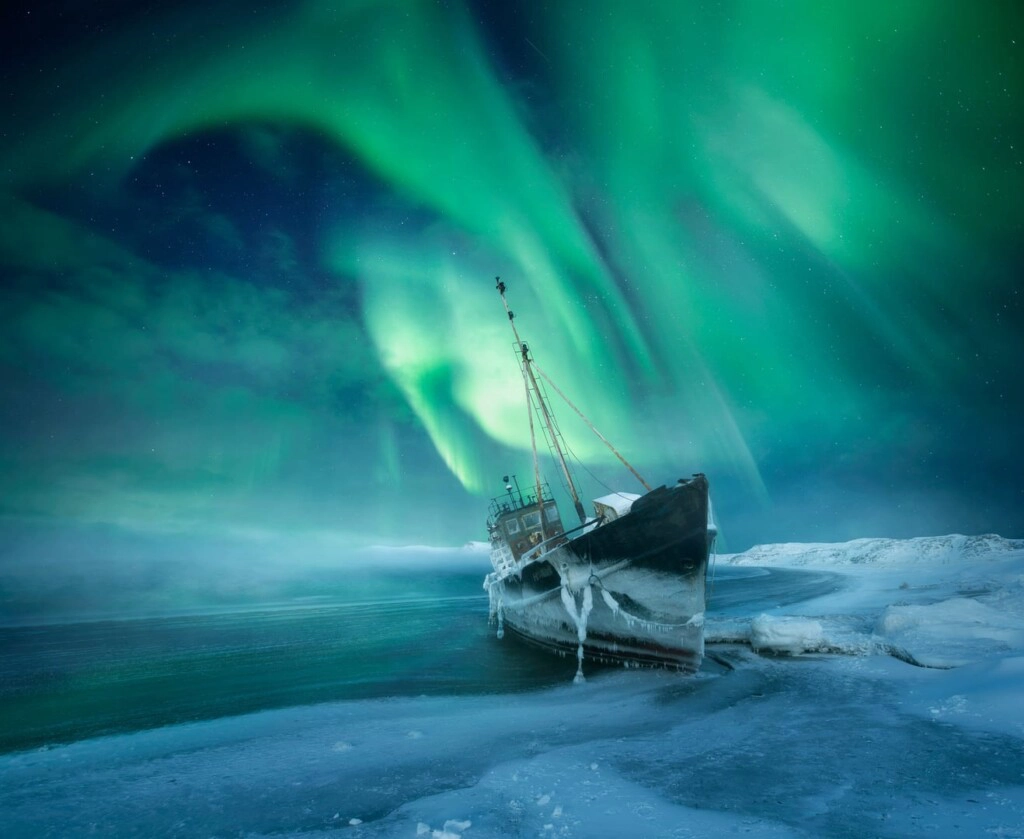 Northern-Lights-and-moon-Russia-1024x839