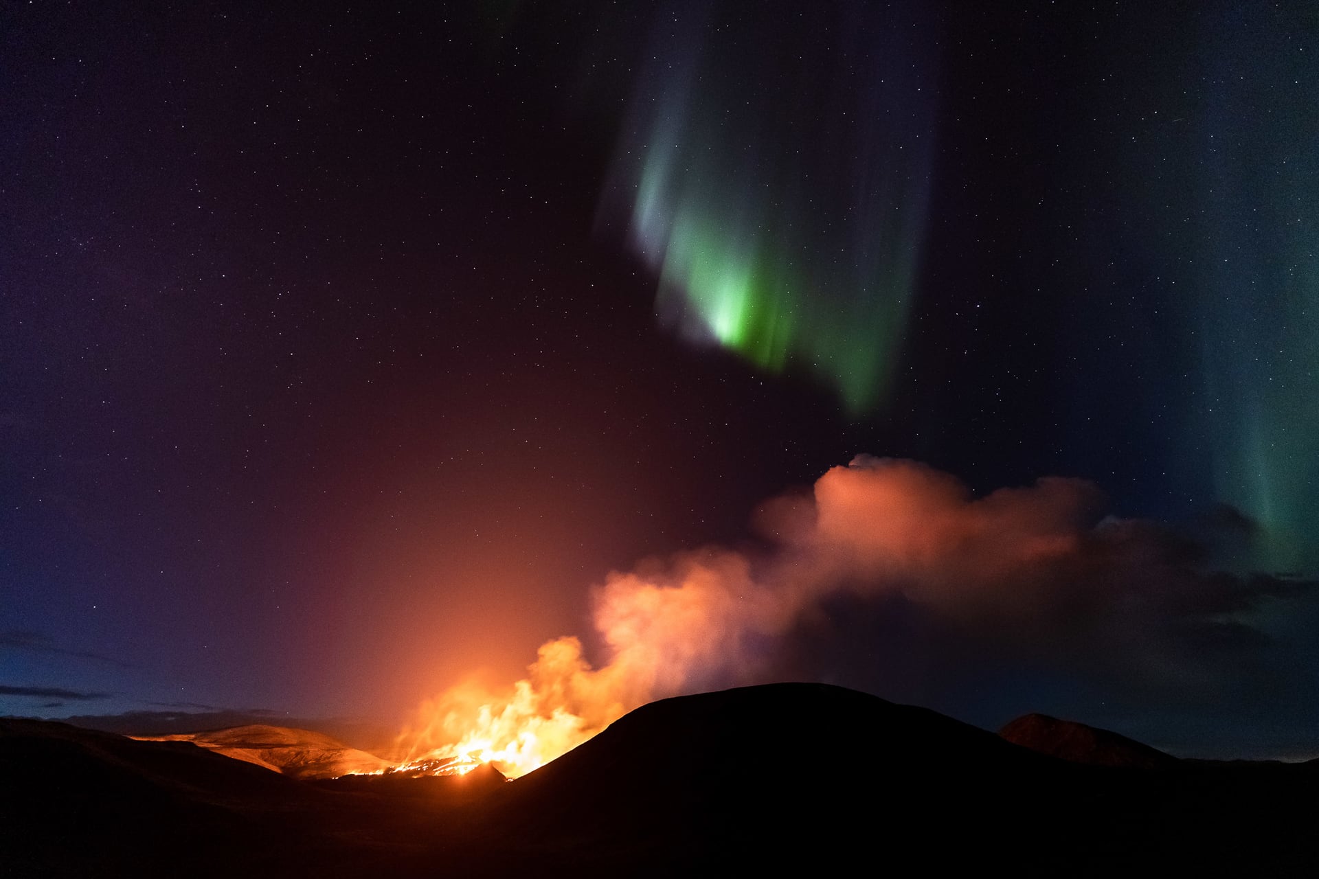 Aurora Boreal y volcán activo en Islandia