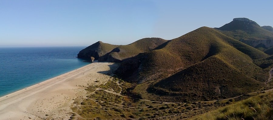 Playa Los Muertos, playa de arena blanca en españa