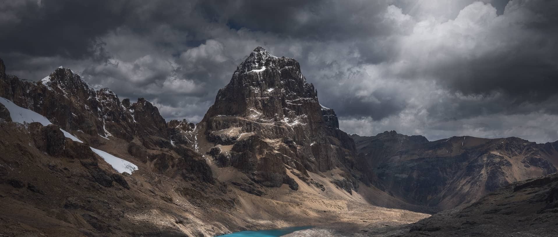 Senderismo bajo tiempo cambiante en Perú, sendero alpino Huayhuash, Perú