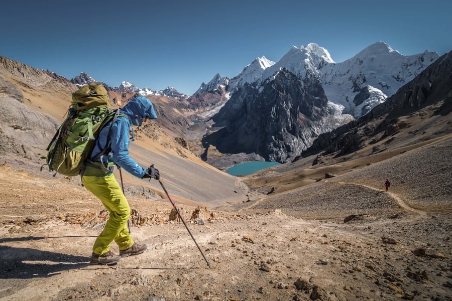Equipo de senderismo para un tour fotográfico en los Andes peruanos