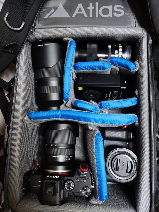 MSM rotator junto a equipo fotográfico metido dentro de una mochila fotográfica