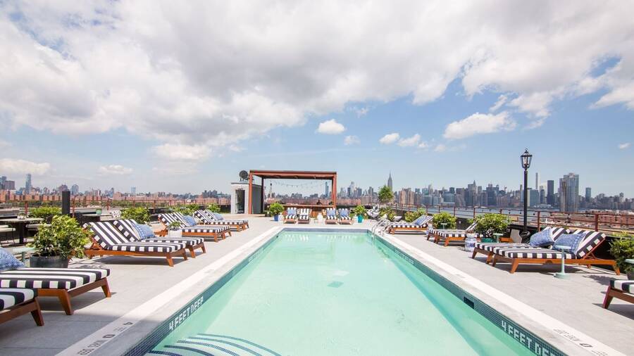 The Williamsburg Hotel, hoteles en Nueva York con piscina para ir con mascotas The Williamsburg Hotel, hoteles con piscina en New York que acepten perros
