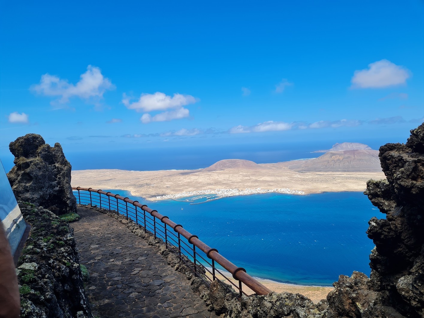 Un día despejado desde el Mirador del Río La Graciosa desde el Mirador del Río