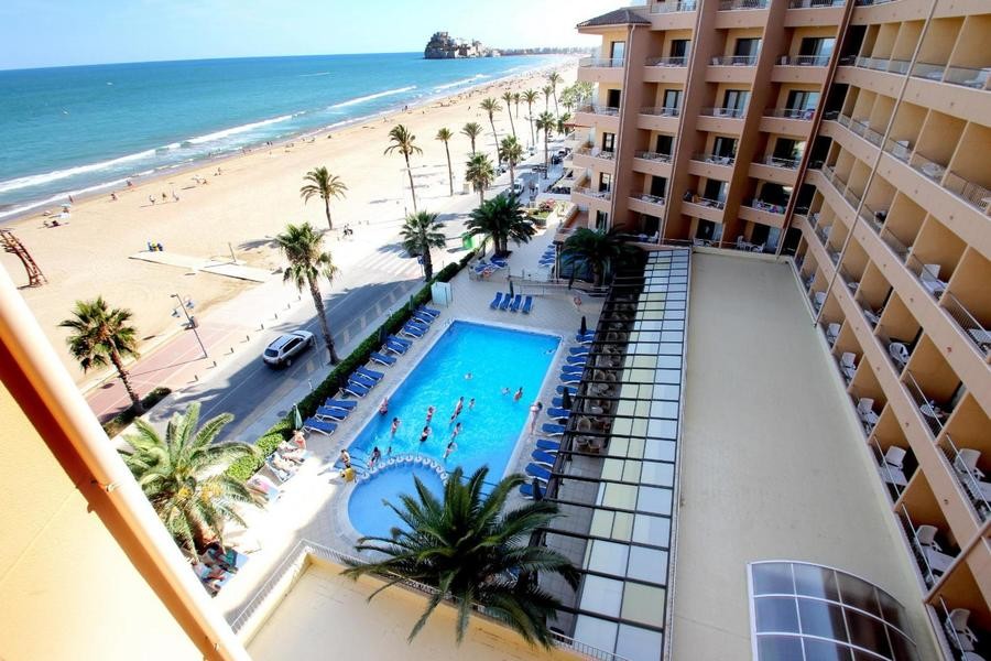 Peñiscola Palace, best beach resorts in spain for families Peñiscola Palace, the best luxury beach hotel in spain