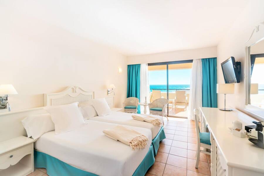 Iberostar Playa Gaviotas, uno de los hoteles con encanto en Fuerteventura en primera linea de playa